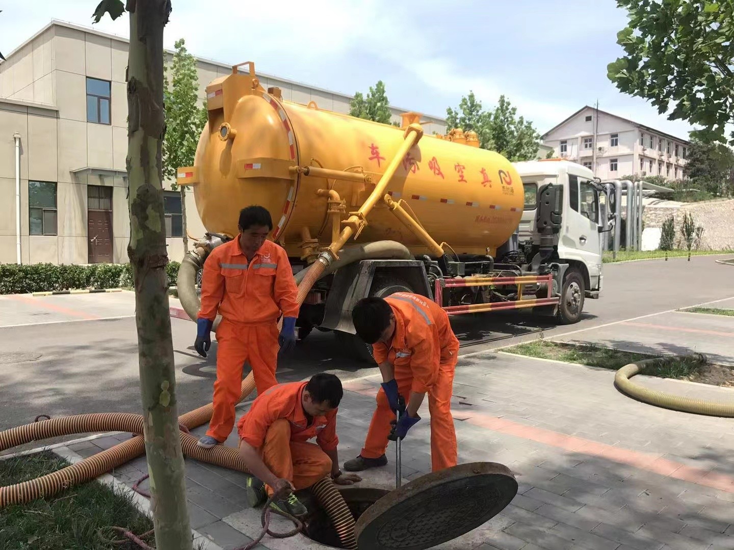 舞阳管道疏通车停在窨井附近