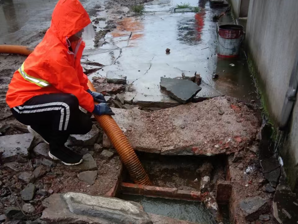 舞阳专业清理污水池 炜誉市政以规范流程守护城市 “肠道”